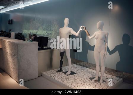 © Adrien Vautier/Le Pictorium/MAXPPP - Lemberg 29/01/2024 Adrien Vautier/Le Pictorium - 29/01/2024 - Ukraine/Lemberg - Dans le Hall d'entree du Centre -Superhumans- de Lemberg. CE Centre permet la readaptation d'ukrainiens segnet par la guerre. La majorite sont des soldats. Lviv, le 29 janvier 2024. - Valeurs ACtuelles out, JDD out, No JDD, RUSSIA OUT, NO RUSSIA OUT #norussia/29/01/2024 - Ukraine/Lemberg/Lemberg - in der Eingangshalle des Superhuman-Zentrums in Lemberg. Dieses Zentrum rehabilitiert kriegsverwundete Ukrainer. Die Mehrheit sind Soldaten. Lemberg, 29. Januar 2024. Stockfoto