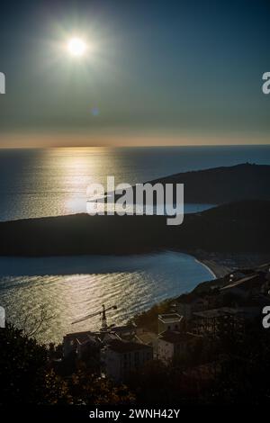 Herbstliche Landschaft der Adriaküste mit Jaz-Strand (in der Nähe von Budva, Montenegro). Die Sonne ist hoch am Himmel. Wohngebäude und Bauwesen Stockfoto