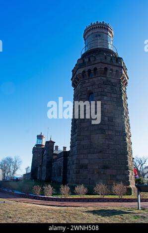 Nicht in Betrieb befindliche historische zwei Leuchttürme in Highlands, New Jersey, mit Blick auf Sandy Hook Bay in vertikaler Richtung - 16 Stockfoto