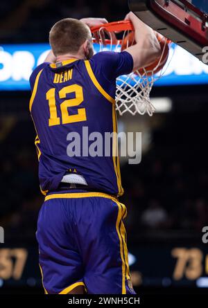 Nashville, Tennessee, USA. März 2024. LSU Tigers Forward Hunter Dean (12) taucht den Ball während seines Spiels in Nashville gegen Vanderbilt ab. (Kreditbild: © Camden Hall/ZUMA Press Wire) NUR REDAKTIONELLE VERWENDUNG! Nicht für kommerzielle ZWECKE! Stockfoto