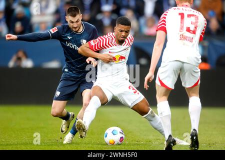 Bochum, Deutschland, 1. Fussball-Bundesliga 24. Spieltag VFL Bochum: RB Leipzig 1:4 02. 03. 2024 im Vonovia Ruhrstadion in Bochum Ivan ORDETS (VFL) li.- und Benjamin HENRICHS (RBL) re.- Foto: Norbert Schmidt, Düsseldorf Stockfoto