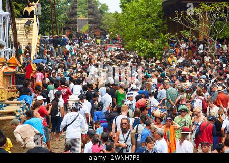 Einäscherungszeremonie auf der Insel Bali, die Atmosphäre der Veranstaltung. Traditionen der Indonesier. Bali, Indonesien - 03.02.2018 Stockfoto