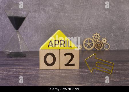 2. April auf grauen Holzwürfeln. Kalenderdatum des Cubes 02. April. Konzept des Datums. Platz für Text oder Ereignis kopieren. Lernwürfel. Holzblöcke im Karton mit d Stockfoto