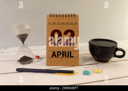 2. April auf grauen Holzwürfeln. Kalenderdatum des Cubes 02. April. Konzept des Datums. Platz für Text oder Ereignis kopieren. Lernwürfel. Holzblöcke im Karton mit d Stockfoto