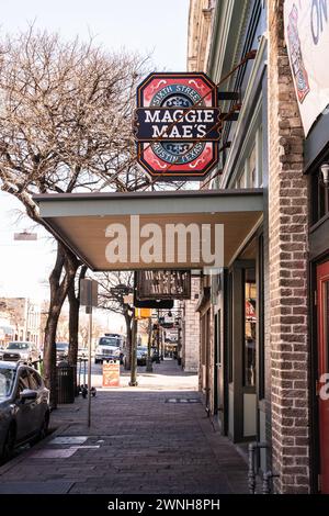 Austin, Texas - 22. Februar 2024: Blick auf die historische Sixth Street, bekannt für ihre vielen Live-Musikbars im Zentrum von Austin Texas Stockfoto