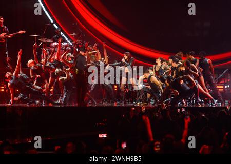 NUR REDAKTIONELLE VERWENDUNG. London, Großbritannien. 2. März 2023. Dua Lipa trat bei den Brit Awards 2024 in der O2 Arena in London auf. Das Foto sollte lauten: Matt Crossick/Empics/Alamy Live News Stockfoto