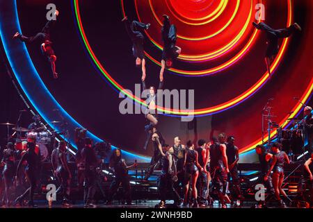 NUR REDAKTIONELLE VERWENDUNG. London, Großbritannien. 2. März 2023. Dua Lipa trat bei den Brit Awards 2024 in der O2 Arena in London auf. Das Foto sollte lauten: Matt Crossick/Empics/Alamy Live News Stockfoto