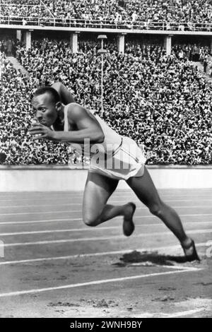 Jesse Owens beim Start des 200-Meter-Rennens (für das er eine Goldmedaille gewann) während der Olympischen Sommerspiele 1936 in Berlin. Stockfoto