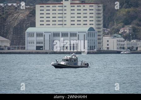 YOKOSUKA, Japan (29. Februar 2024) - Seeleute, die dem Kommandanten, Flottenaktivitäten zugewiesen sind Yokosuka (CFAY) Sicherheitskräfte Hafenpatrouilleneinheit patrouillieren während einer Installation Training Team Drill (ITT) von einem Boot aus. Seit mehr als 75 Jahren stellt CFAY Basiseinrichtungen und -Dienste zur Unterstützung der vorwärtsgerichteten Marinestreitkräfte, Pächterkommandos und Tausenden von Militär- und Zivilpersonal und deren Familien bereit, instand zu halten und zu betreiben. (U.S. Navy Foto von Taylor Ardito) Stockfoto