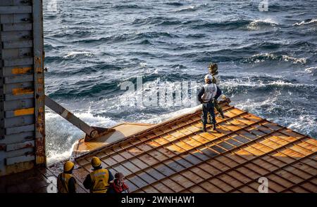 Eine schwedische Marine, die dem 2. Marinebataillon und dem Chief Warrant Officer 3 Ryan Abbott zugewiesen wurde, um auf dem Brunnendeck des Dock-Landungsschiffs USS Gunston Hall (LSD 44) der Whidbey-Island-Klasse schnelle Angriffsboote der schwedischen CB90-Klasse während des Einsatzes von Kleinbooten zu unterstützen. 2024. Der standhafte Verteidiger 2024, die größte Übung der NATO seit Jahrzehnten, wird zeigen, dass die NATO in der Lage ist, schnell Truppen aus der gesamten Allianz zu entsenden, um die Verteidigung Europas zu stärken. (Foto der U.S. Navy von Mass Communication Specialist 1st Class Danielle Serocki) Stockfoto