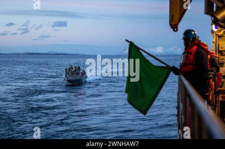 Die schwedischen Marines, die dem 2. Marinebataillon in einem Schnellangriffsboot der CB90-Klasse zugeteilt wurden, bereiten sich darauf vor, das Brunnendeck des Docklandeschiffs USS Gunston Hall (LSD 44) der Whidbey Island-Klasse zu betreten, während sie sich während des Standhaft-Verteidigers am 1. März 2024 mit den NATO-Truppen integrieren. Die NATO unterhält eine langjährige Partnerschaft mit Schweden, ähnlich wie ihre vorherige Zusammenarbeit mit Finnland vor dem Beitritt; ihre Beteiligung stärkt die Stärke und Sicherheit aller Mitgliedsstaaten und zeigt, dass die Türen der NATO offen bleiben. Der standhafte Verteidiger 2024, die größte Übung der NATO seit Jahrzehnten, wird die der NATO demonstrieren Stockfoto
