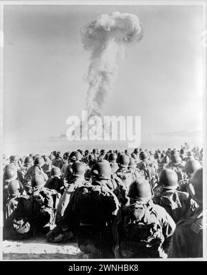 November 1951. Nevada - Frenchman's Flat - Mitglieder von 11th ab Div Knie auf dem Boden, während sie die Pilzwolke des Atombombentests beobachten Stockfoto