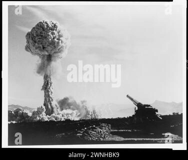 1953. Mai 25. Frenchman's Flat, Nevada. Atomkanonentest--die erste atomare Artillerieguss der Geschichte wurde mit der neuen 280-mm-Artilleriegruppe ... der Armee abgefeuert Der Feuerball steigt an Stockfoto