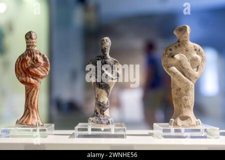 Kykladische Tonfiguren, ein schönes Beispiel für die antike griechische Kultur, wie sie im Archäologischen Museum von Nafplio, Griechenland, Europa, ausgestellt wurden. Stockfoto