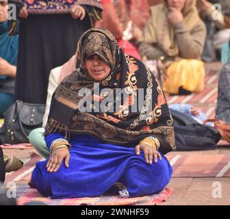 Meena Bazar, Indien. März 2024. 1. März 2024, Meena Bazar, Indien: Eine Frau indische muslime betet während des Freitagsgebet. Hunderte von Gläubigen versammeln sich in der Jama Masjid Moschee in delhi, um zu beten. Am 1. März 2024. (Foto: Umer Qadir/Eyepix Group/SIPA USA) Credit: SIPA USA/Alamy Live News Stockfoto