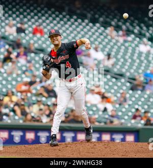 Houston, Usa. März 2024. Der Houston Cougars Pitcher ANTOINE JEAN (4) wirft am 2. März 2024 im Minute Maid Park in Houston, Texas, die erste Basis während des Spiels zwischen den Vanderbilt Commodores und den Houston Cougars. (Foto: Jerome Hicks/SipaUSA) Credit: SIPA USA/Alamy Live News Stockfoto