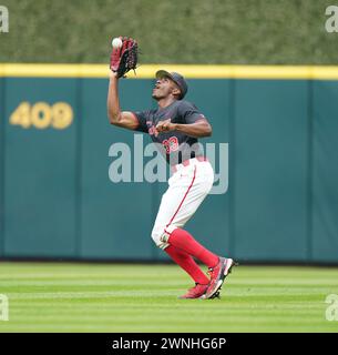 Houston, Usa. März 2024. Der Houston Cougars Outfield TRE JONES (33) fängt am 2. März 2024 im Minute Maid Park in Houston, Texas, einen Fliegenball während des Spiels zwischen den Vanderbilt Commodores und den Houston Cougars. (Foto: Jerome Hicks/ SipaUSA) Credit: SIPA USA/Alamy Live News Stockfoto