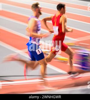 Glasgow Schottland:2–3–2024: Tag 2 Josh KERR von GBR in Aktion während des 3000-m-Rennens in der Emirates Arena für die Leichtathletik-Hallenweltmeisterschaften Glasgow 24 UK. Quelle: PATRICK ANTHONISZ/Alamy Live News Stockfoto