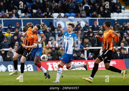 Emmanuel Onariase von Hartlepool United und Alex Lacey in Aktion mit Ben Coker von Barnet während des Vanarama National League-Spiels zwischen Hartlepool United und Barnet im Victoria Park, Hartlepool am Samstag, den 2. März 2024. (Foto: Mark Fletcher | MI News) Credit: MI News & Sport /Alamy Live News Stockfoto