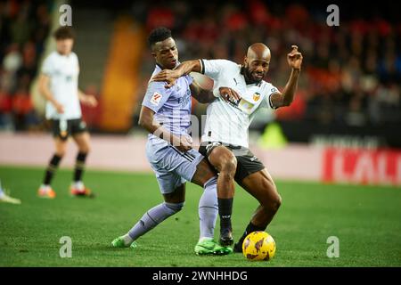 Vini jr Vinicius Jose Paixao de Oliveira Junior von Real Madrid (L) und Dimitri Foulquier von Valencia CF (R) im Einsatz während der La Liga EA Sport Regu Stockfoto