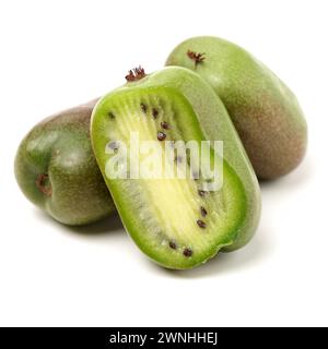 Mini-Kiwi-Babyfrucht (actinidia arguta) auf weißem Hintergrund Stockfoto