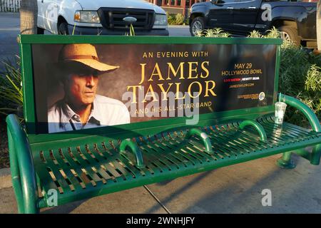 Los Angeles, Kalifornien, USA 29. Februar 2024 James Taylor Bus Bench am 29. Februar 2024 in Los Angeles, Kalifornien, USA. Foto: Barry King/Alamy Stock Photo Stockfoto