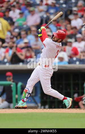 Clearwater, Florida, USA. März 2024. Philadelphia Phillies ernannte den Schläger Bryce Harper (3) am unteren Ende des vierten Inning während eines MLB-Frühjahrstrainings gegen die Minnesota Twins am 2. März 2024 im BayCare Ballpark. Die Phillies schlugen die Zwillinge mit 3:2. (Kreditbild: © Kim Hukari/ZUMA Press Wire) NUR REDAKTIONELLE VERWENDUNG! Nicht für kommerzielle ZWECKE! Stockfoto