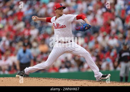 Clearwater, Florida, USA. März 2024. Philadelphia Phillies Relief Pitcher Jeff Hoffman (23) liefert am 2. März 2024 im BayCare Ballpark einen Platz an der Spitze des sechsten Inning während eines MLB-Frühjahrstrainings gegen die Minnesota Twins. Die Phillies schlugen die Zwillinge mit 3:2. (Kreditbild: © Kim Hukari/ZUMA Press Wire) NUR REDAKTIONELLE VERWENDUNG! Nicht für kommerzielle ZWECKE! Stockfoto