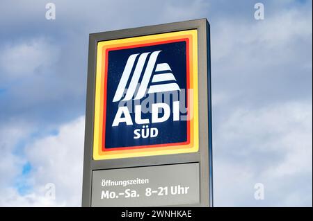 Köln, Deutschland 24. Februar 2024: Werbezeichen eines aldi-Geschäfts in köln ehrenfeld vor einem dunklen bewölkten Himmel Stockfoto