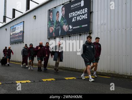 Galway, Irland. März 2024. Das Team der Scarlets kommt im Dexcom Stadium in Galway vor dem Start des Spiels in Runde 11 der BKT United Rugby Championship gegen Connacht Credit: Don Soules/Alamy Live News Stockfoto