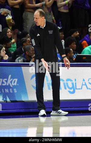 Seattle, WA, USA. März 2024. Washington Head Coach Mike Hopkins während des NCAA Basketballspiels zwischen den UCSC Trojans und Washington Huskies im HEC Ed Pavilion in Seattle, WA. Die USC besiegte Washington von 82 bis 75. Steve Faber/CSM/Alamy Live News Stockfoto