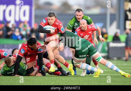 Galway, Irland. März 2024. Steff Evans von Scarlets versucht, durch einen Tackle Credit: Don Soules/Alamy Live News zu brechen Stockfoto