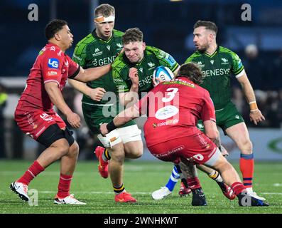 Galway, Irland. März 2024. Cathal Forde of Connacht wird von Scarlets Sam Wainwright Credit: Don Soules/Alamy Live News angegriffen Stockfoto