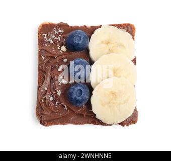 Toast mit leckerer Nussbutter, Heidelbeeren, Banane und Nüssen isoliert auf weiß, Blick von oben Stockfoto