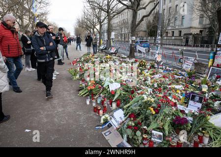 März 2024, Berlin, Deutschland: Berlin, Deutschland, am 2. März 2024. Seit dem Tod Alexej Nawalnys am 16. Februar 2024 haben die Trauernden in Berlin kontinuierlich Blumen, Kerzen und Bilder vor der russischen Botschaft gelegt und damit dem Oppositionsführer geehrt, der mit 47 Jahren starb. Nawalny, ein lautstarker Kritiker der Korruption innerhalb der politischen Elite Russlands, ist zu einem Symbol des Widerstands gegen politische Repression geworden. Die Gedenkstätte, die seit Nawalnys Tod einen stetigen Strom von Individuen erlebt hat, ist ein ergreifendes Zeugnis für seinen Einfluss auf die globale Bühne und sein unerbittliches Streben nach ihm Stockfoto