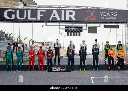 Sakhir, Bahrain. März 2024. Fahrer posieren für Gruppenfotos vor dem Formel-1-Grand-Prix von Bahrain auf dem Bahrain International Circuit in Sakhir, Bahrain, am 2. März 2024. Quelle: Qian Jun/Xinhua/Alamy Live News Stockfoto