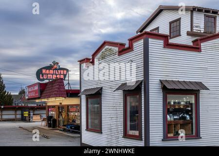 Stanwood WA USA 19. Februar 2024 - Hamilton Lumber mit Vintage-Neonschild Stockfoto