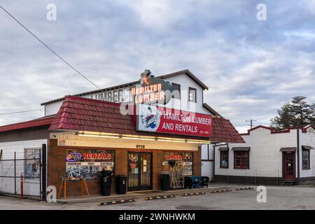 Stanwood WA USA 19. Februar 2024 - Hamilton Lumber mit Vintage-Neonschild Stockfoto