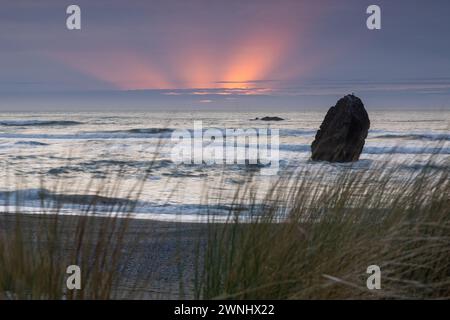 Wunderschöner Sonnenuntergang im Süden Oregons vom Kissing Rock Beach aus gesehen. Stockfoto