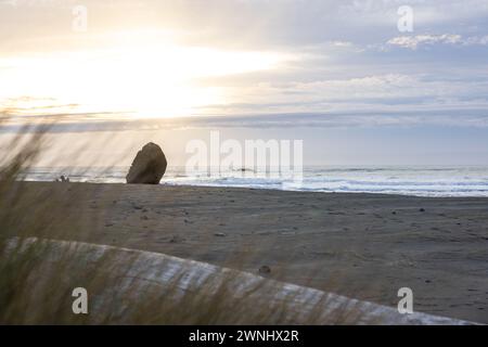 Wunderschöner Sonnenuntergang im Süden Oregons vom Kissing Rock Beach aus gesehen. Stockfoto