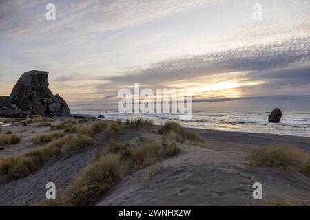 Wunderschöner Sonnenuntergang im Süden Oregons vom Kissing Rock Beach aus gesehen. Stockfoto