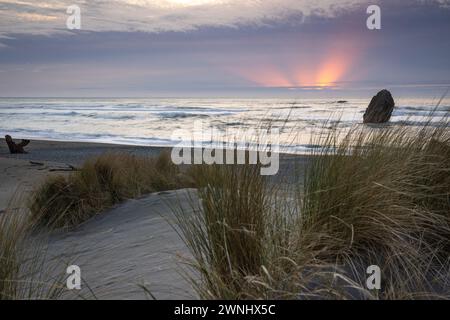 Wunderschöner Sonnenuntergang im Süden Oregons vom Kissing Rock Beach aus gesehen. Stockfoto