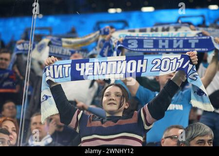 Sankt Petersburg, Russland. März 2024. Ein Fan von Zenit, der während des russischen Premier League-Fußballspiels zwischen Zenit Sankt Petersburg und Spartak Moskau in der Gazprom Arena in Aktion war. Endpunktzahl: Zenit 0:0 Spartak. Quelle: SOPA Images Limited/Alamy Live News Stockfoto