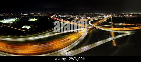 Nächtliche Luftaufnahme eines Kleeblatt-Autobahnkreuzes, der Haque, Niederlande Stockfoto
