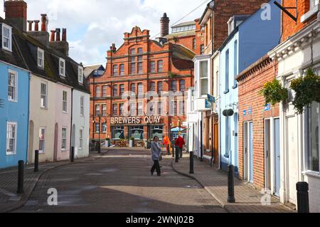 Blick auf den Brewers Quay in der Altstadt von Weymouth von der Cove Street in Weymouth, Dorset, England, Großbritannien. Stockfoto