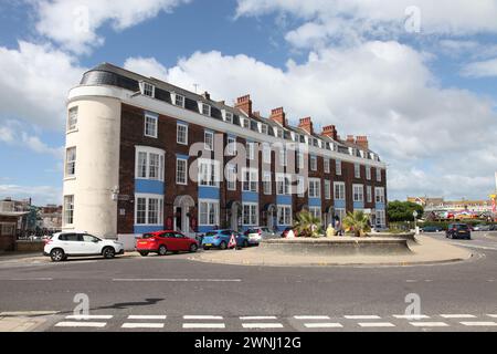 Devonshire Buildings Grade II gelistete georgianische Reihenhäuser an der Weymouth Esplanade, Weymouth Beach, Dorset, England, Vereinigtes Königreich. Stockfoto