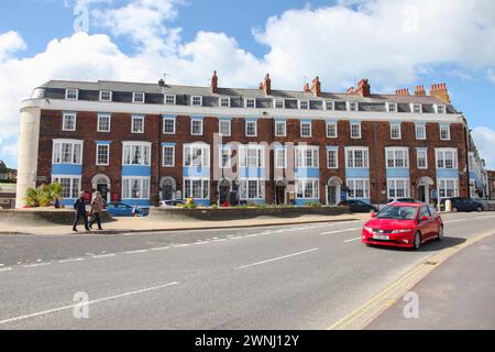 Devonshire Buildings Grade II gelistete georgianische Reihenhäuser an der Weymouth Esplanade, Weymouth Beach, Dorset, England, Vereinigtes Königreich. Stockfoto