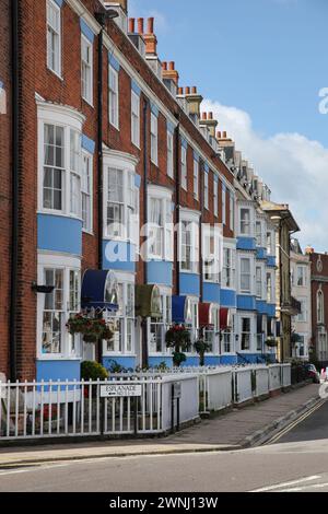 Devonshire Buildings Grade II gelistete georgianische Reihenhäuser an der Weymouth Esplanade, Weymouth Beach, Dorset, England, Vereinigtes Königreich. Stockfoto