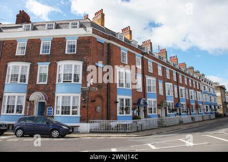 Devonshire Buildings Grade II gelistete georgianische Reihenhäuser an der Weymouth Esplanade, Weymouth Beach, Dorset, England, Vereinigtes Königreich. Stockfoto