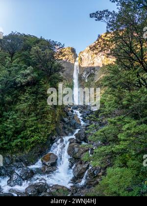 Devil's Punchbowl Wasserfall inmitten der unberührten Wildnis Neuseelands im Arthur's Pass National Park, Wahrzeichen der Südalpen in Neuseeland Stockfoto